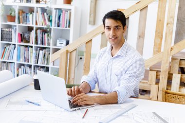 Genç adam mimar ofis