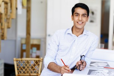 Genç adam mimar ofis