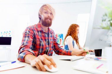 birlikte çalışan iki ortak çalışanlar