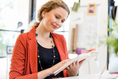 Görevdeki genç bayan.