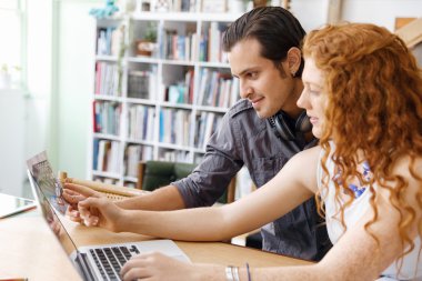 Ofiste iki genç tasarımcılar