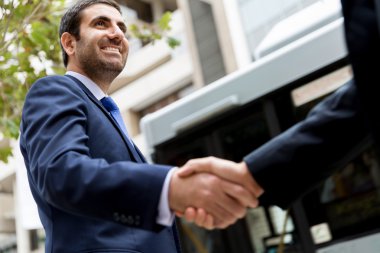 onların el sıkışan iki iş adamları