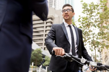 İki genç işadamları ile bir bisiklet şehir merkezinde