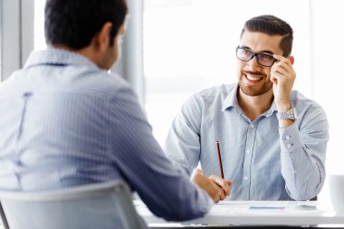 Ofiste iki yakışıklı işadamı var.