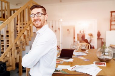 Kameraya gülümseyen iş genç erişkin