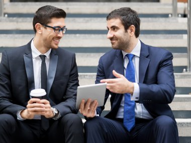 Açık havada konuşurken iki iş adamları