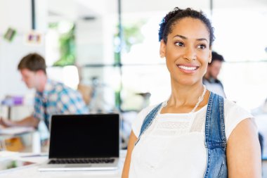 Afro-Amerikan ofis çalışanı iş içinde onun meslektaşları ile gülümseyen portresi