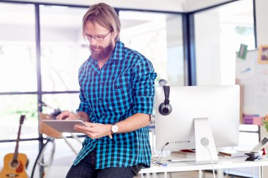 Genç adam ofiste çalışıyor.