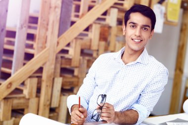 Genç adam mimar ofis