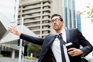 Genç işadamı için bir taksi yağıyor