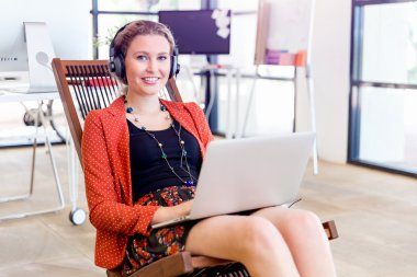 Görevdeki genç bayan.