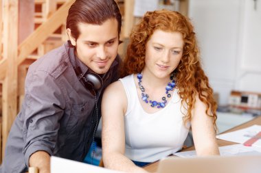 İki genç insan Office