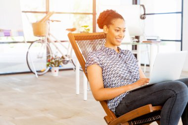 Afro-Amerikan ofis çalışanı iş içinde gülümseyen portresi