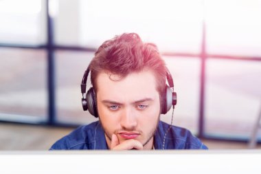 Genç adam ofiste çalışıyor.