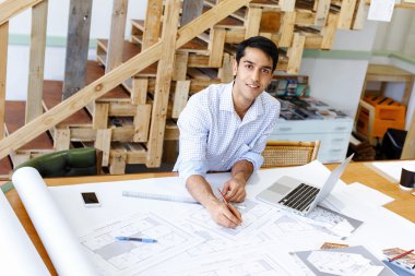Genç adam mimar ofis