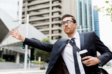 Genç İşadamları için bir taksi yağıyor