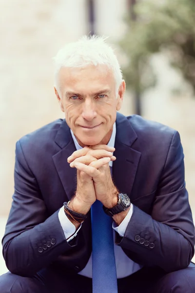 Retrato de empresario confiado al aire libre — Foto de Stock