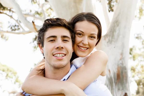 Pareja joven en el parque — Foto de Stock