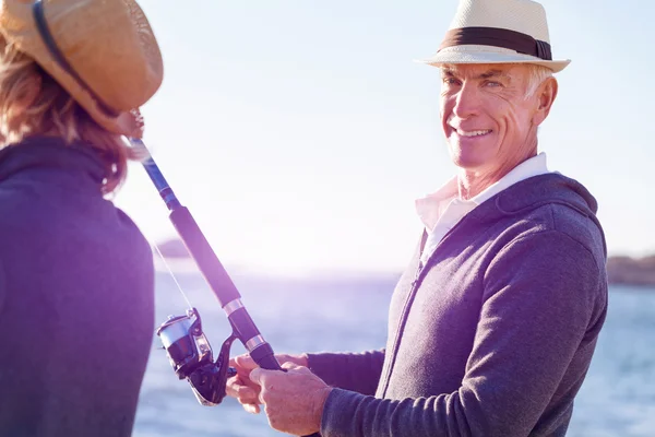 Homem sênior de pesca com seu neto para pescar no mar — Fotografia de Stock