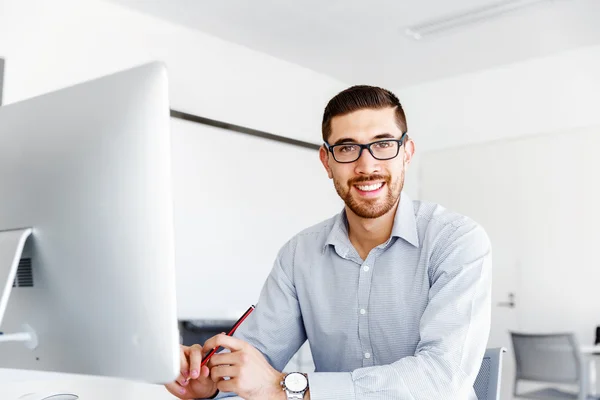 Männliche Büroangestellte sitzt am Schreibtisch — Stockfoto