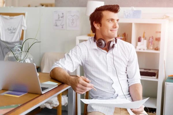 Portrait de jeune homme portant occasionnel au bureau — Photo