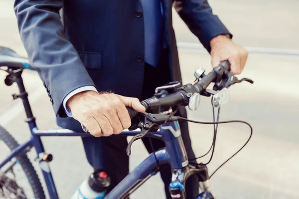 Bem sucedido empresário andar de bicicleta — Fotografia de Stock