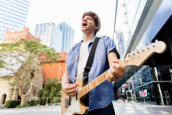 Junge Musikerin mit Gitarre in der Stadt — Stockfoto