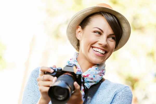 Outdoor-Sommer lächelnden Lifestyle-Porträt der hübschen jungen Frau mit Kamera — Stockfoto