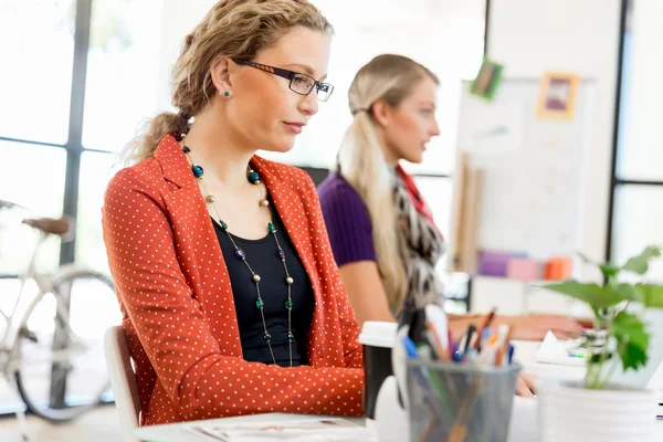 Young woman in office — Stock Photo, Image