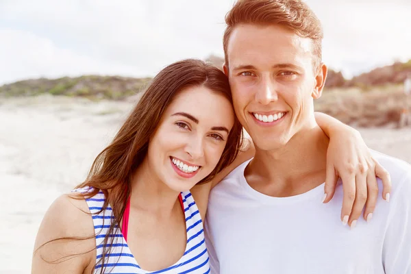 Romântico jovem casal na praia — Fotografia de Stock