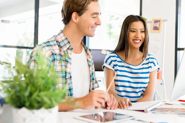 Two office workers at the desk — Stock Photo, Image