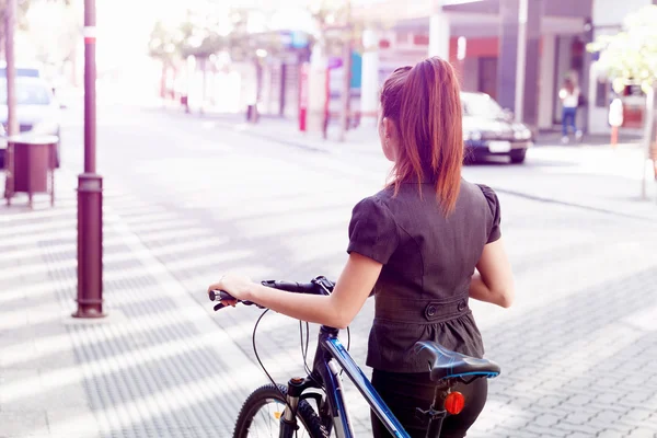 Jeune femme qui fait la navette à vélo — Photo