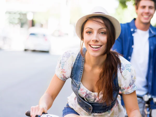 Güzel bir kadın üzerinde Bisiklete binmek — Stok fotoğraf