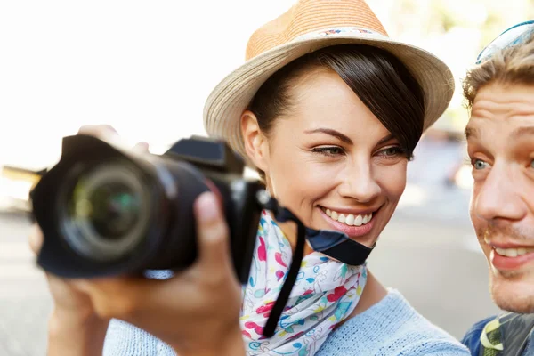 Smiling couple with the camera — Stock Photo, Image