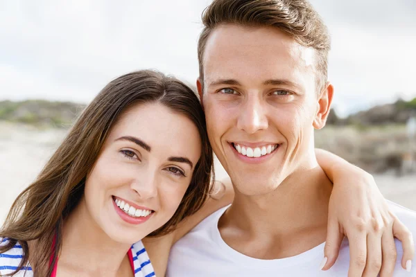 Romantique jeune couple sur la plage — Photo