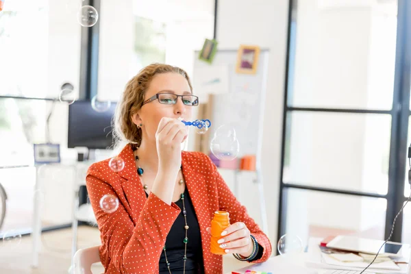 Mladá žena v úřadu — Stock fotografie