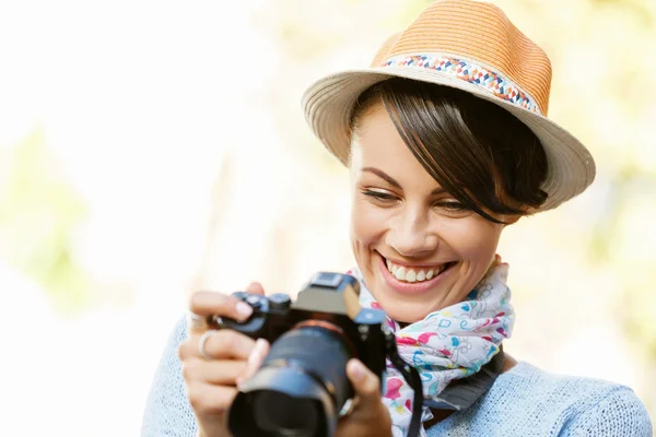 Outdoor-Sommer lächelnden Lifestyle-Porträt der hübschen jungen Frau mit Kamera — Stockfoto