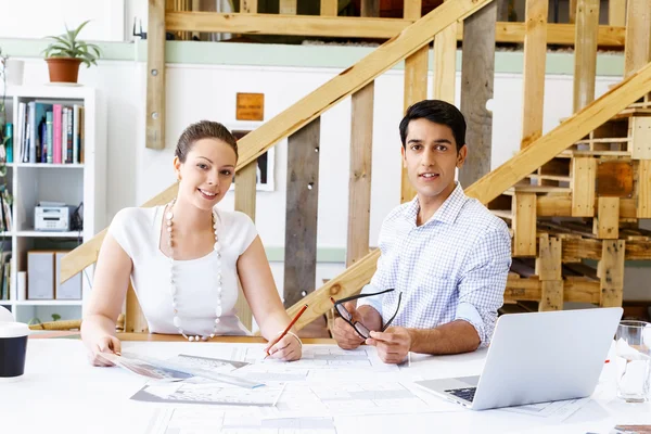 Dos jóvenes arquitectos en el cargo — Foto de Stock