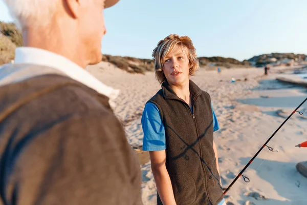 Uomo anziano pesca con suo nipote — Foto Stock