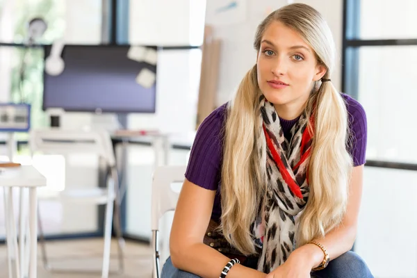 Jonge vrouw in functie — Stockfoto