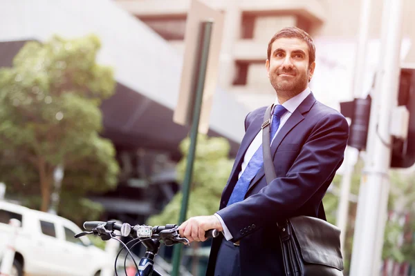 Jóvenes empresarios con una bicicleta — Foto de Stock