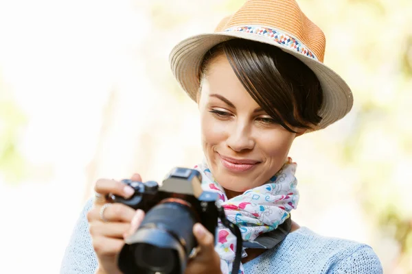 Gambar musim panas yang luar ruangan tersenyum gaya hidup wanita muda cantik dengan kamera — Stok Foto