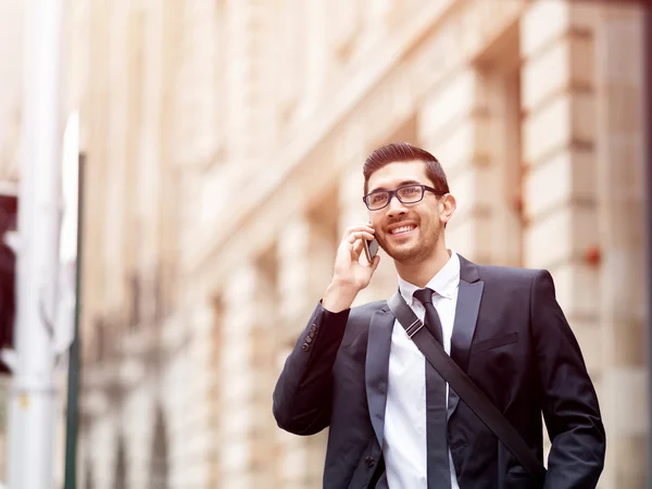Boldog szép fiatal üzletasszony használ szúró telefon mosolyogva — Stock Fotó