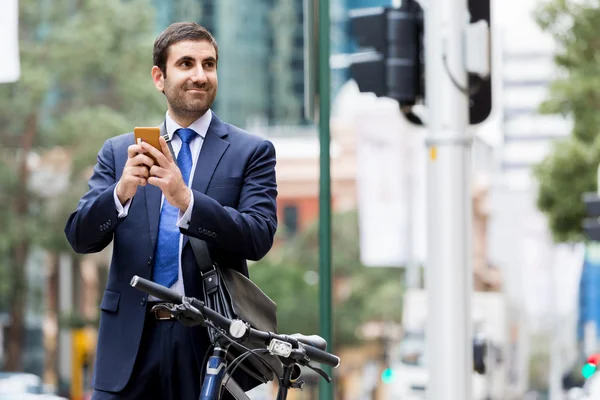 Jeunes hommes d'affaires avec un vélo — Photo