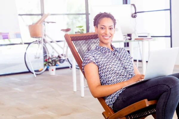 Portrait of smiling afro-american office worker in offfice — Stock Photo, Image