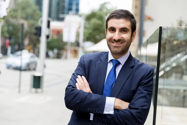 Retrato de hombre de negocios guapo Al aire libre — Foto de Stock