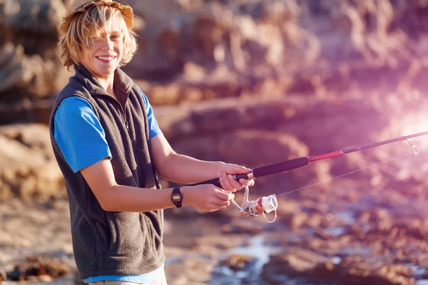 Adolescente pescando en el mar — Foto de Stock