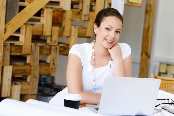 Jonge vrouw in functie — Stockfoto