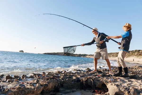 Senior homme pêche avec son petit-fils — Photo