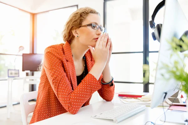 Junge Frau im Amt — Stockfoto